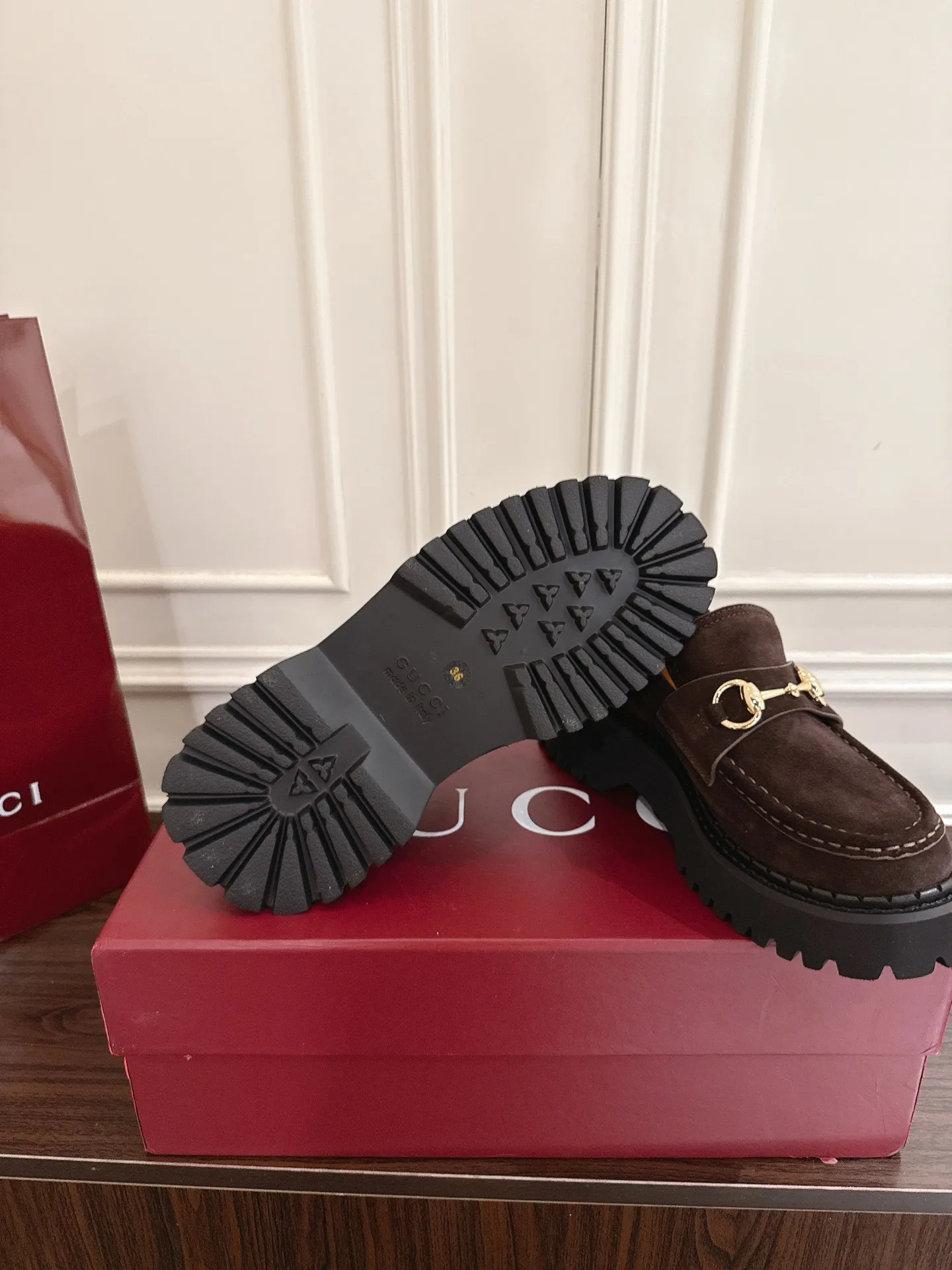 👟👟Ex-factory price 540👟👟 Gucci loafers with horsebit groove soles. As a tribute to the brand's equestrian origins, the horsebit has gone through years of baptism, integrating the rich historical heritage and modern fashion into one. Cowhide surface, sole thickness 5cm, size: 35-42# 39-46#